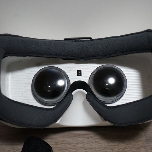 Authentic Samsung Gear VR powered by Oculus with Original Box 1st Edition - Picture 4 of 8